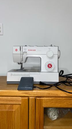 Singer Classic Sewing Machine 44S & Case