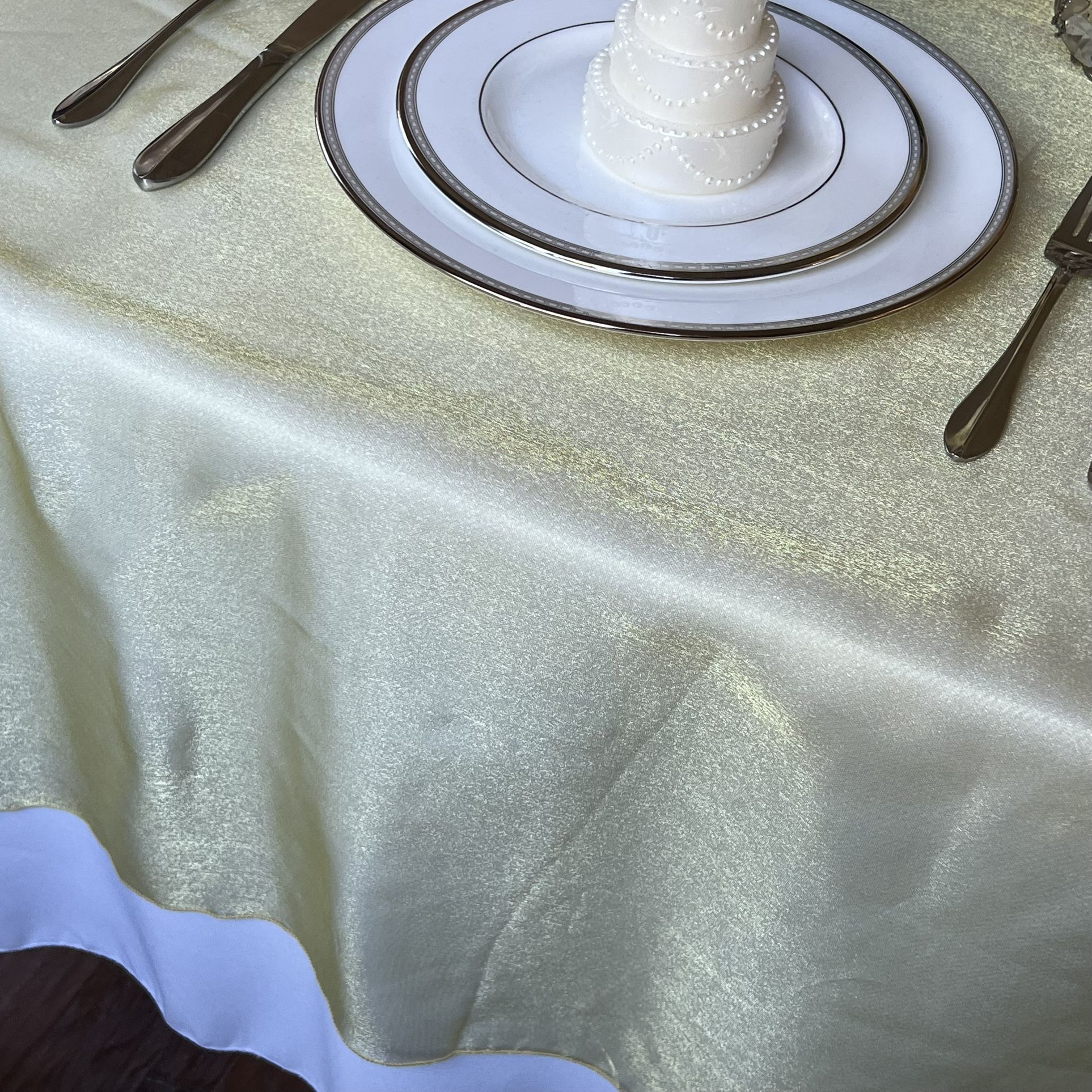 11 Gold Organza Table Overlays For Wedding Party