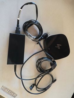 Lot of 4 docking stations HP/Dell and 2 laptop chargers