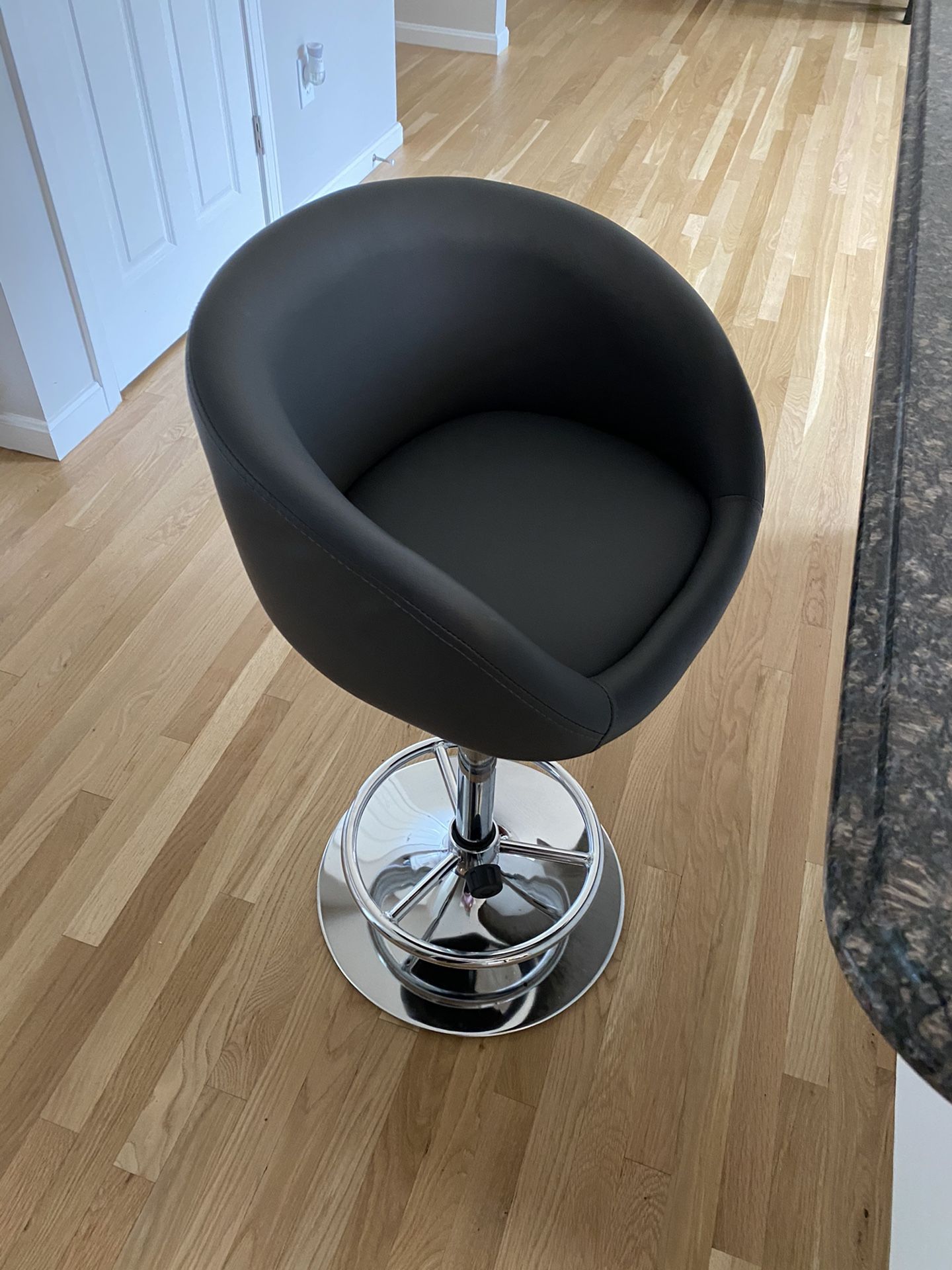4 brand new adjustable bar stools