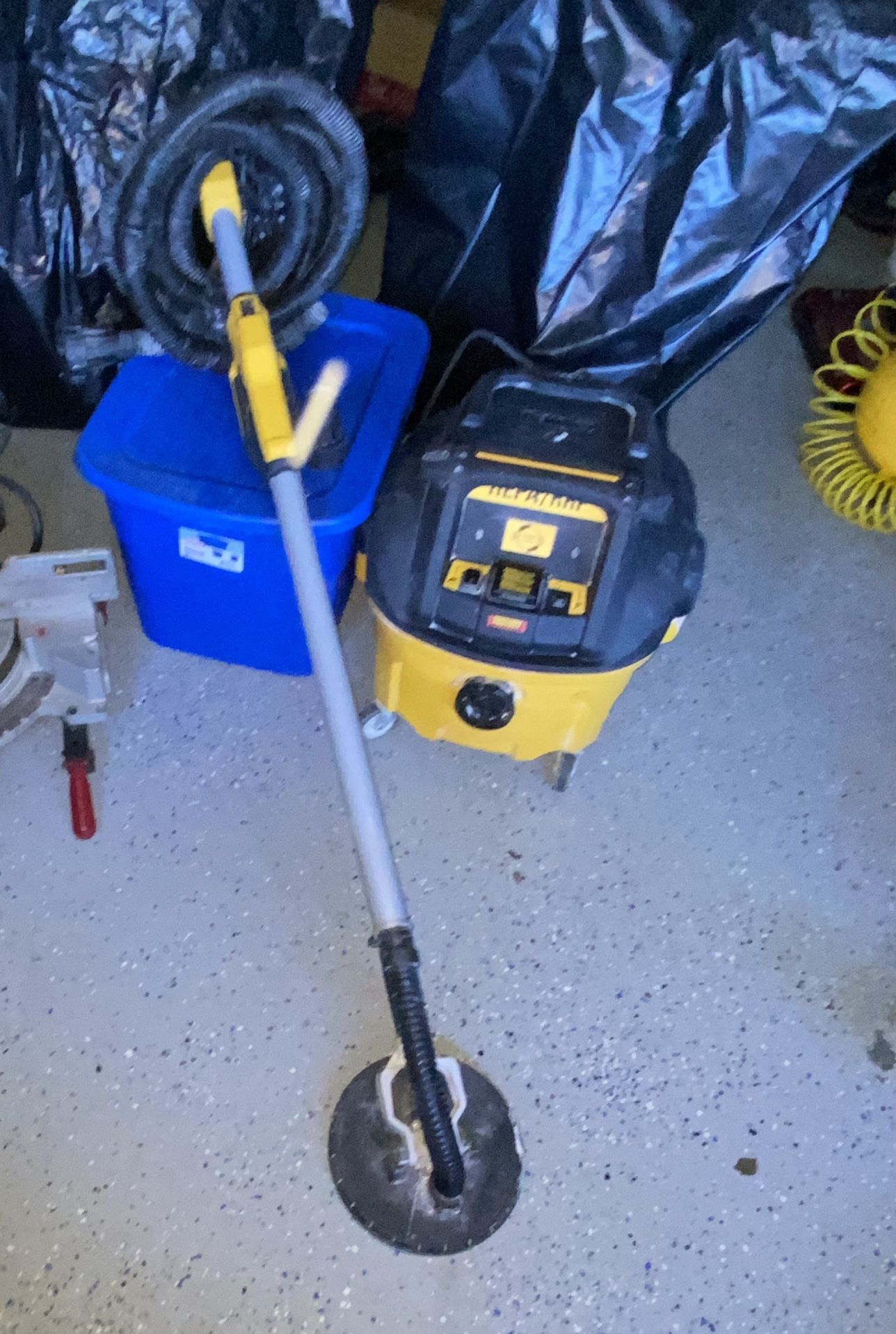 DEWALT CORDED ELECTRIC DRYWALL SANDER WITH 8 GAL VAC