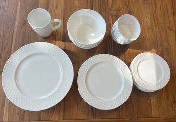 28 piece Mikasa Dinnerware Set