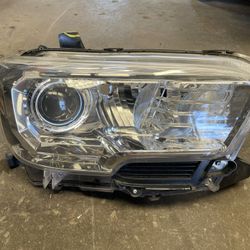 Toyota Tacoma Headlight 2016 2017 2018 2019 2020 2021 Passenger