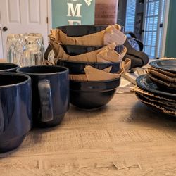 16 Piece Blue Dish and Glass Set