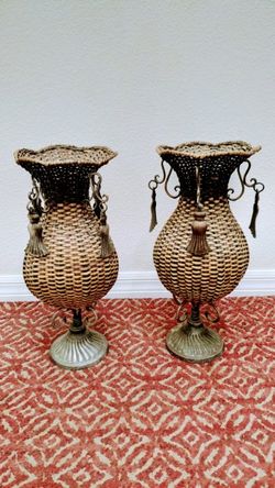 Gorgeous Pair Of 2 Woven Wicker Rattan Metal  Urn Shape Basket Tabletop Vase 