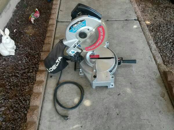 Delta 10" Compound Miter Saw with Dust Bag Model 36-075