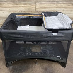 NEW 4moms Breeze Plus Playard in Black