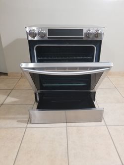 Beautiful and modern Samsung stove with 5 burners and a conventional oven...
