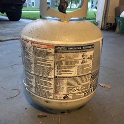 Small gas cylinder ideal for gardens. It's in good condition, it's not new but it works perfect, I sell or exchange for something to my liking 