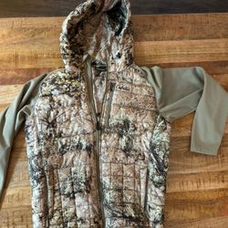 Men’s clothes: CABELAS 
