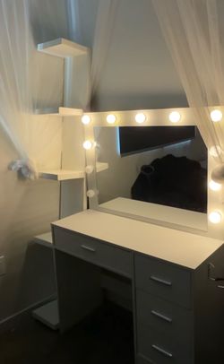 Vanity set ( I fixed the two lights that are off in the pic)