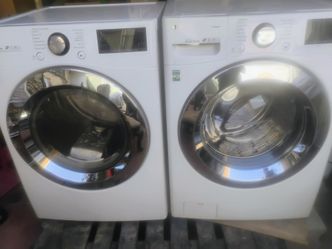 LG Front Load Washer & Electric Dryer Matching Set Excellent Condition