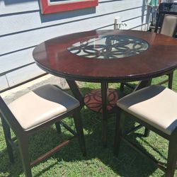 Table And Chairs 100$$ Or Best Offer.