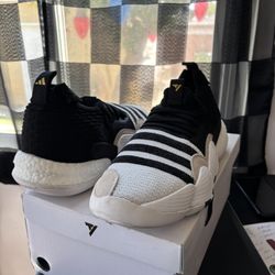 Basketball Shoe Trae Young 2