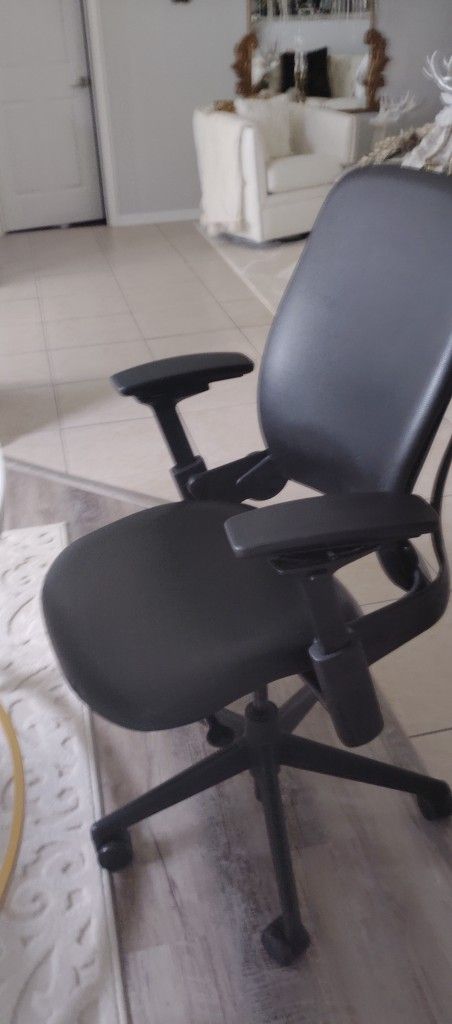 5 office Chairs   Good Condition 