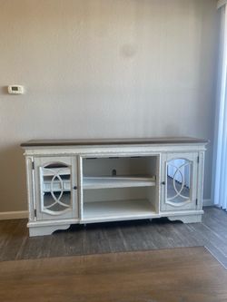 Realyn TV Stand