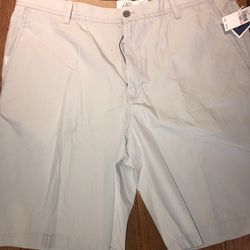 NEW IZOD Men’s Light Grey Flat Front Shorts Sz 40