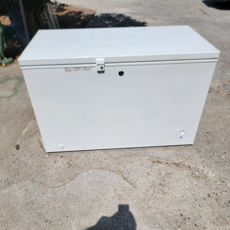 General Electric Energy Star 10.6cu .ft Manual Defrost Chest Freezer