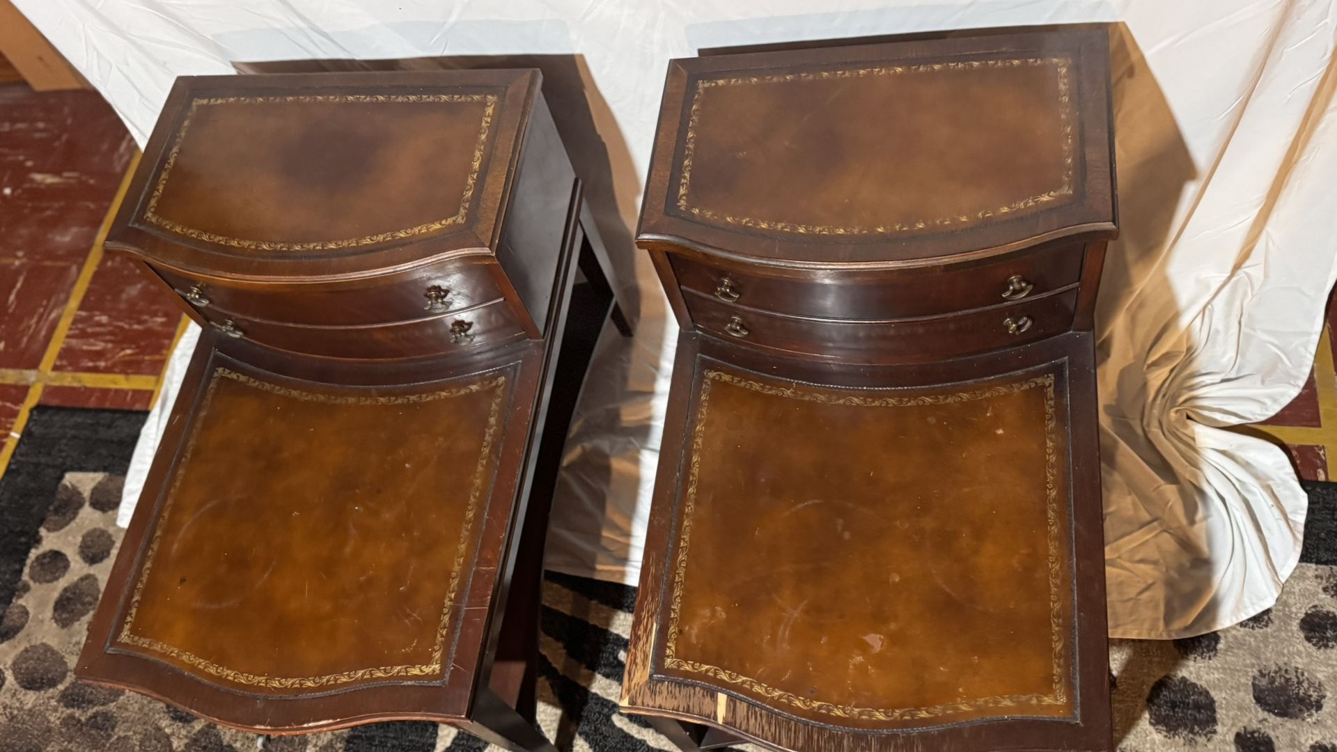 Beautiful vintage 1940's mahogany end table 