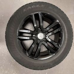 Mercedes-Benz GL or GLS- Class 20-inch alloy wheel with a P275/55R20 tire.