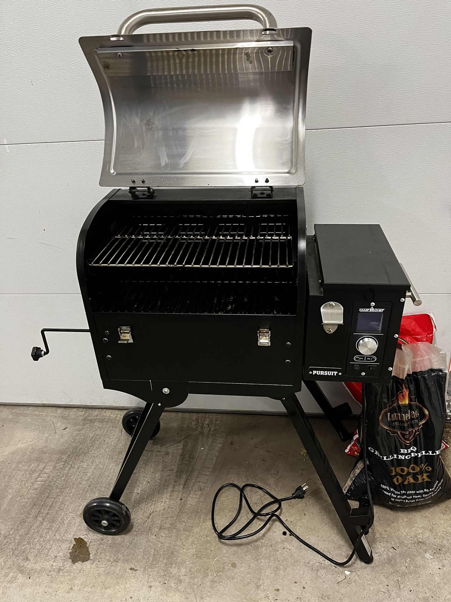 Used Camp Chef Pursuit 20 Portable Pellet Grill & Smoker for Sale in  Denver, CO - OfferUp