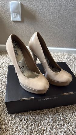 Nude pump size 7