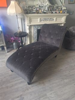 Grey tufted chaise