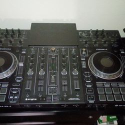 Denon Prime 4! Perfect Condition $1300