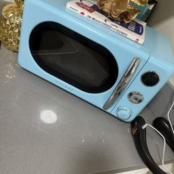 Retro Style Microwave 