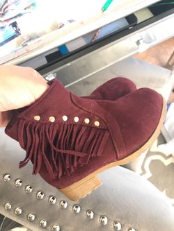 Size 6 maroon cute boots in good condition!