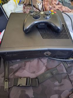 Xbox 360slim with one controller
