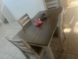 6 piece table dinning room set bye Ashely designer