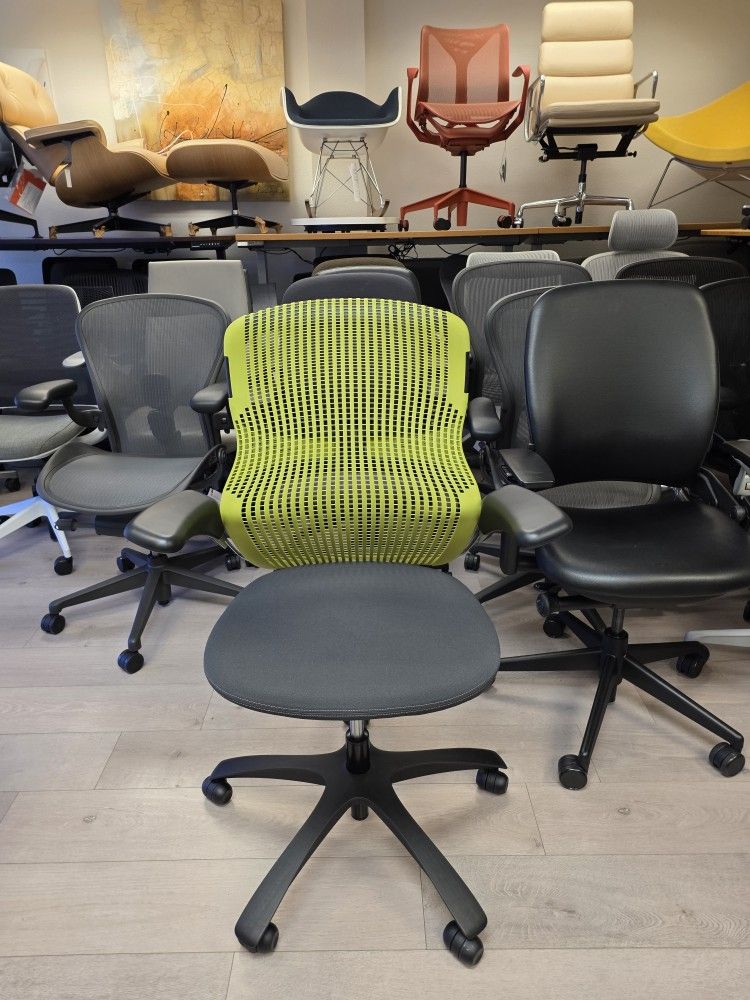 🍀LIKE NEW!🍀KNOLL GENERATION CHAIRS GREEN WITH BLACK SEAT ADJUSTABLE ARMS REAR TILT LOCK SEAT DEPTH ADJUSTMENTS 17 AVAILABLE! 