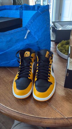 Air Jordan 1 mid BLACK AND YELLOW 10.5 men’s