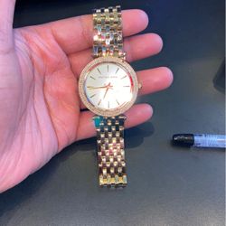 GOLD MICHAEL KORS WATCH MISSING 1 DIAMOND