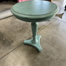 Small round pedestal accent / side table