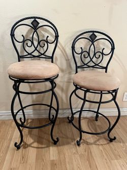2 Cast Iron Swivel Counter Bar Stools 🌸 Like New
