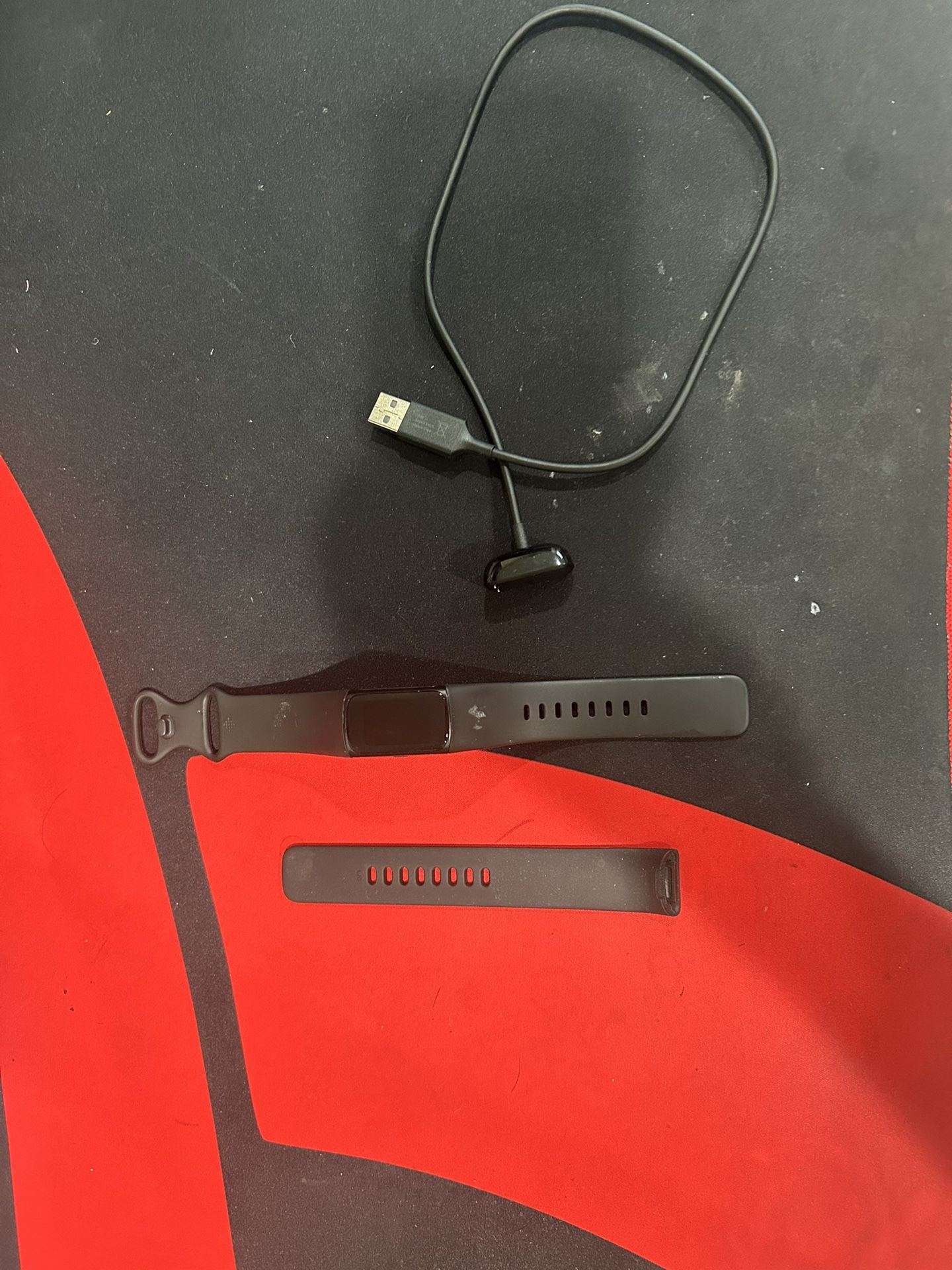 fitbit charge 6 (used twice) charger and extra strap included