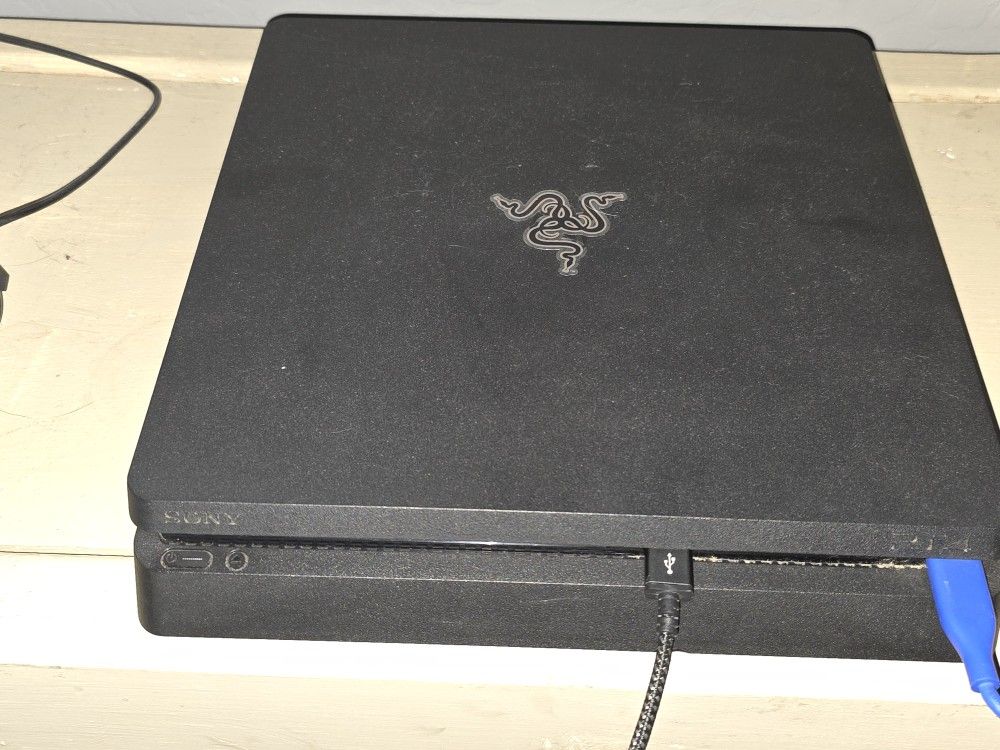 PS4 (1TB)