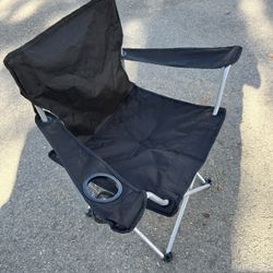Chair - Heavy Duty Folding Medium Garden or Patio Seating with Beverage Holder. In Very Good Condition.