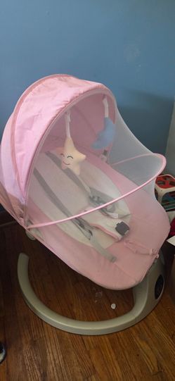 Swinging baby chair