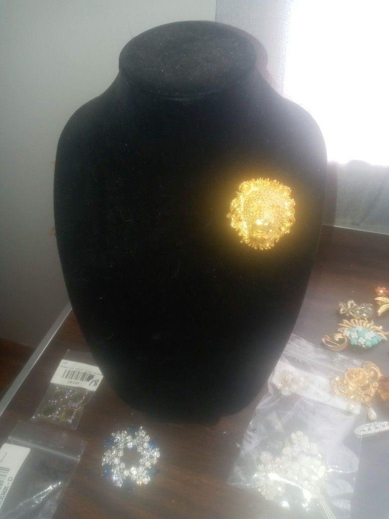 1980's Ellen Kiam Lions Head Brooch