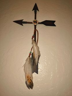 Cross arrows with feathers