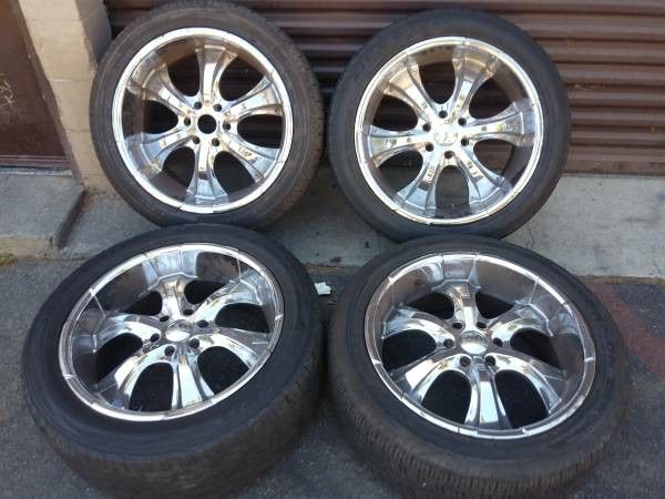 22 inch chrome rims and tires. Ford and Lincoln 6 on 135mm