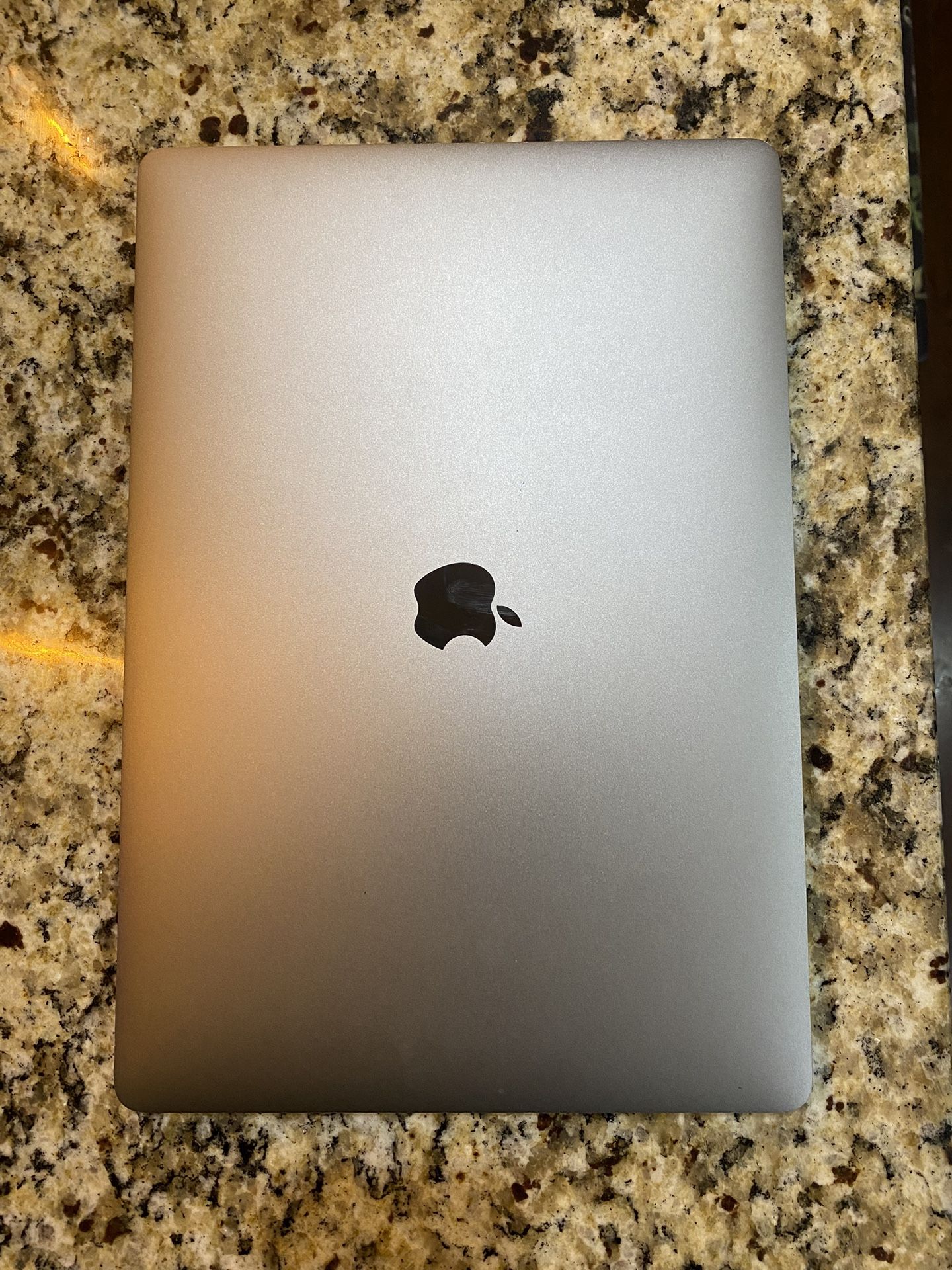 MacBook 15.4in Retina w Touchbar