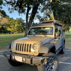 Jeep Wrangler JKU w/ Pop-Top Camper
