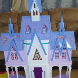 Doll House - Disney Frozen Movie Good Condition 