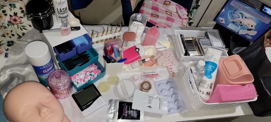 Complete kit ready to apply lashes all new includes the bed