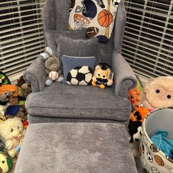 Queen in Chair With Ottoman 