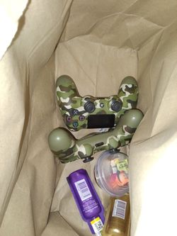 2 Ps4 controllers
